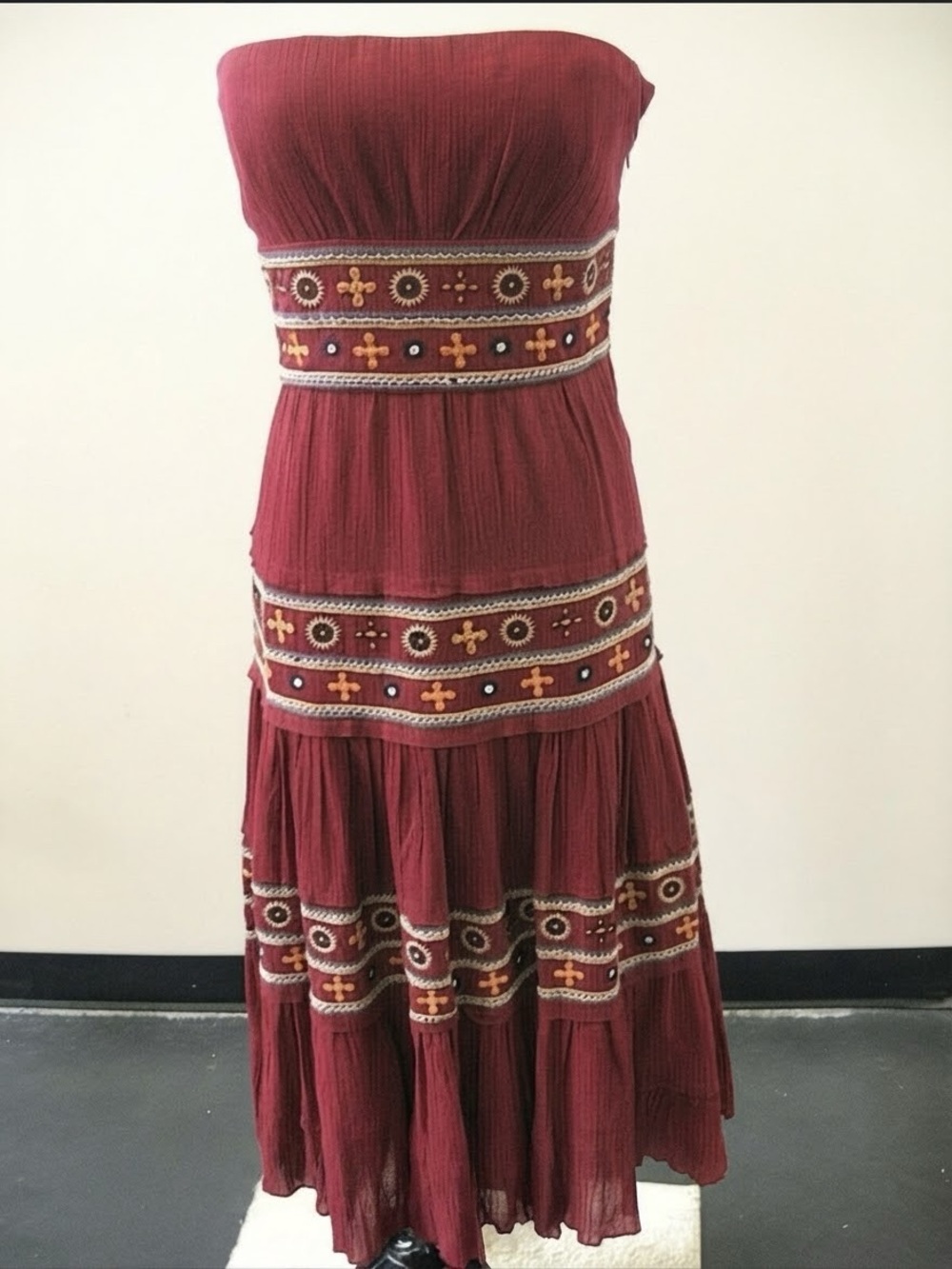 NWT BCBGMaxAzria Maroon Embroidered Strapless Boho Dress Sz 10 - As Seen On 👑